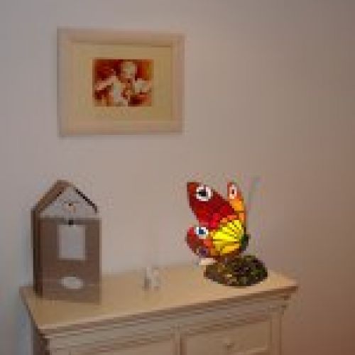 L.23cm. Lámpara de mesa figura Tiffany mariposa tonos rojos Serie Compact II